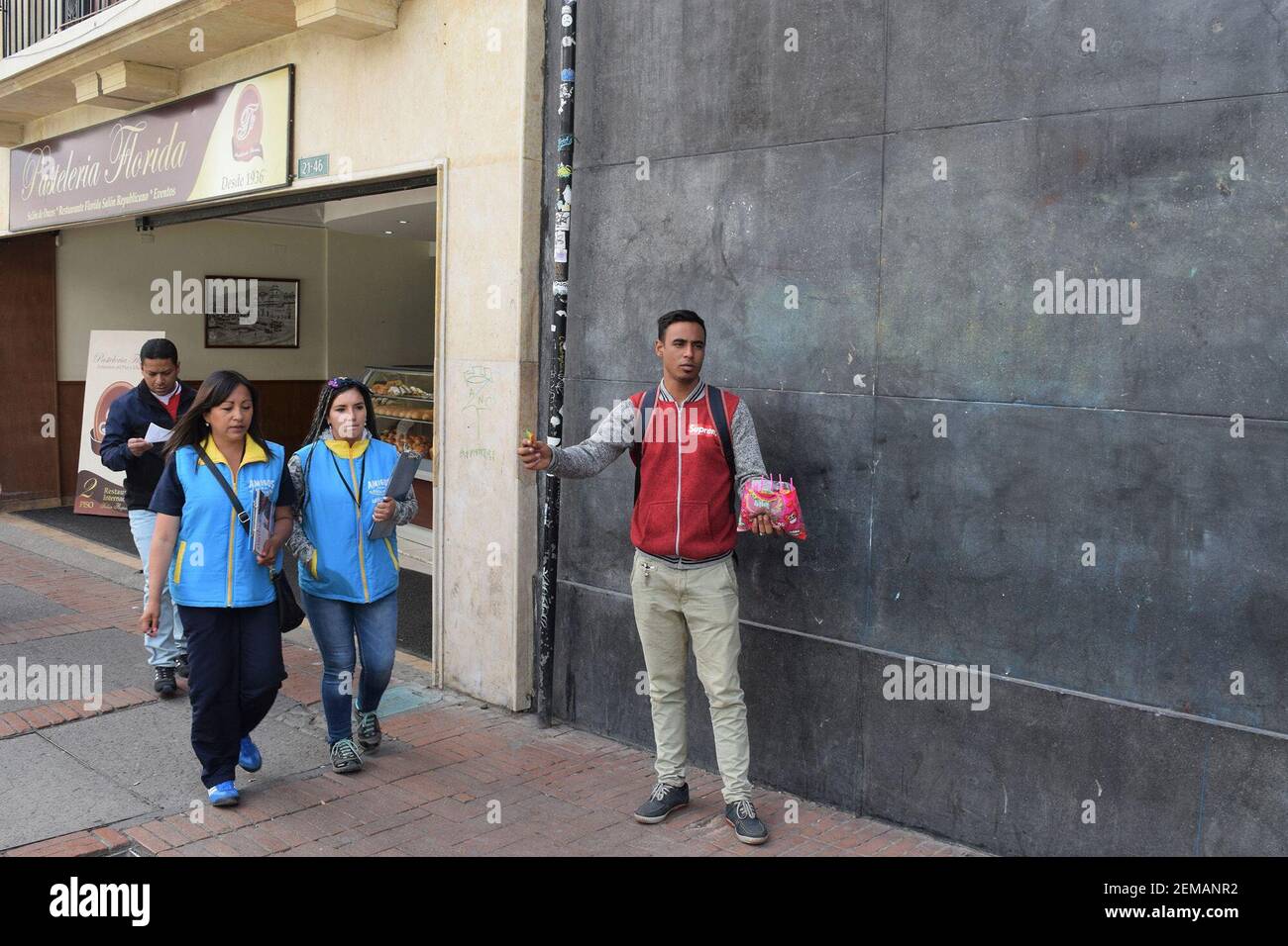 José Antonio Avedano, 22 ans, a fui le Venezuela il y a quatre semaines, marchant et marchant pour se rendre à Bogota, la capitale de la Colombie. Une fois boulanger à Caracas, il a dit le magasin où il a travaillé fermé parce qu'ils ne pouvaient pas trouver de farine. Maintenant, il vend des bonbons dans la rue. (Photo de Jim Wyss/Miami Herald/TNS/Sipa USA) Banque D'Images