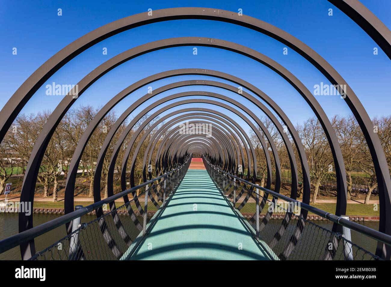De Slinky Springs au pont de la renommée en traversant le canal Rhin-Herne à Oberhausen, en Allemagne. Partie de Emscherkunst par Tobias Rehberger. Banque D'Images