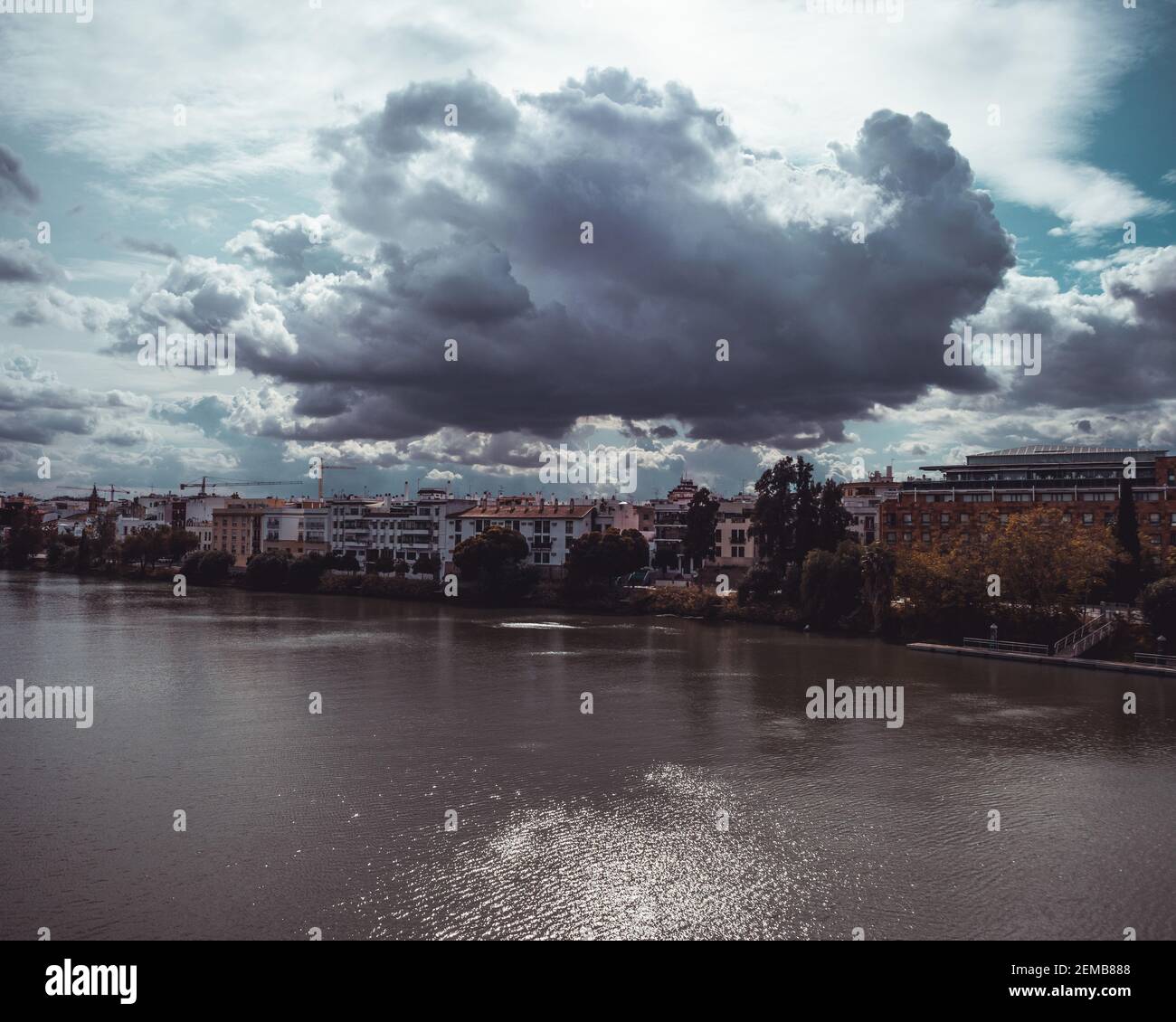 Le nuage au-dessus de la ville Banque D'Images