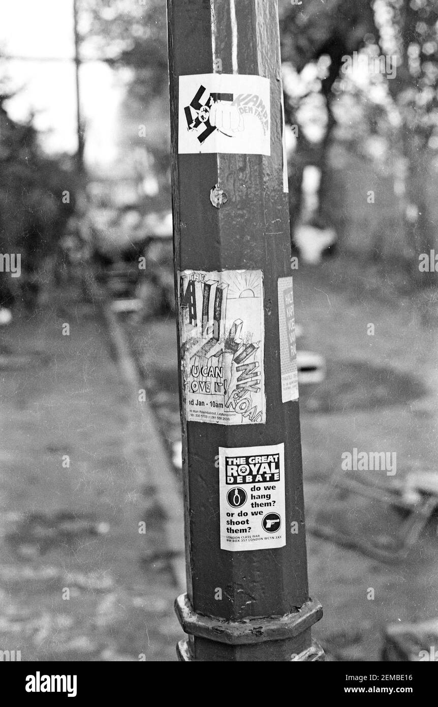 Des autocollants comprenant des thèmes antifascistes, républicains et anti-route ornent un poste de lampe à Claremont Road, Londres, sur le site de la M11 route de lien manifestations, 1994 Banque D'Images