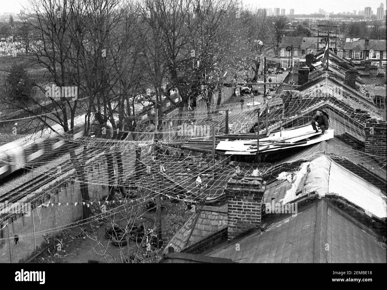 Des filets de cargaison sont accrochés à Claremont Road dans l'est de Londres entre les arbres et les toits dans le cadre de la manifestation contre la construction de la M11 Link Road à travers l'est de Londres. Les manifestants ont occupé les filets pour tenter d'empêcher l'expulsion de biens. 1994 Banque D'Images