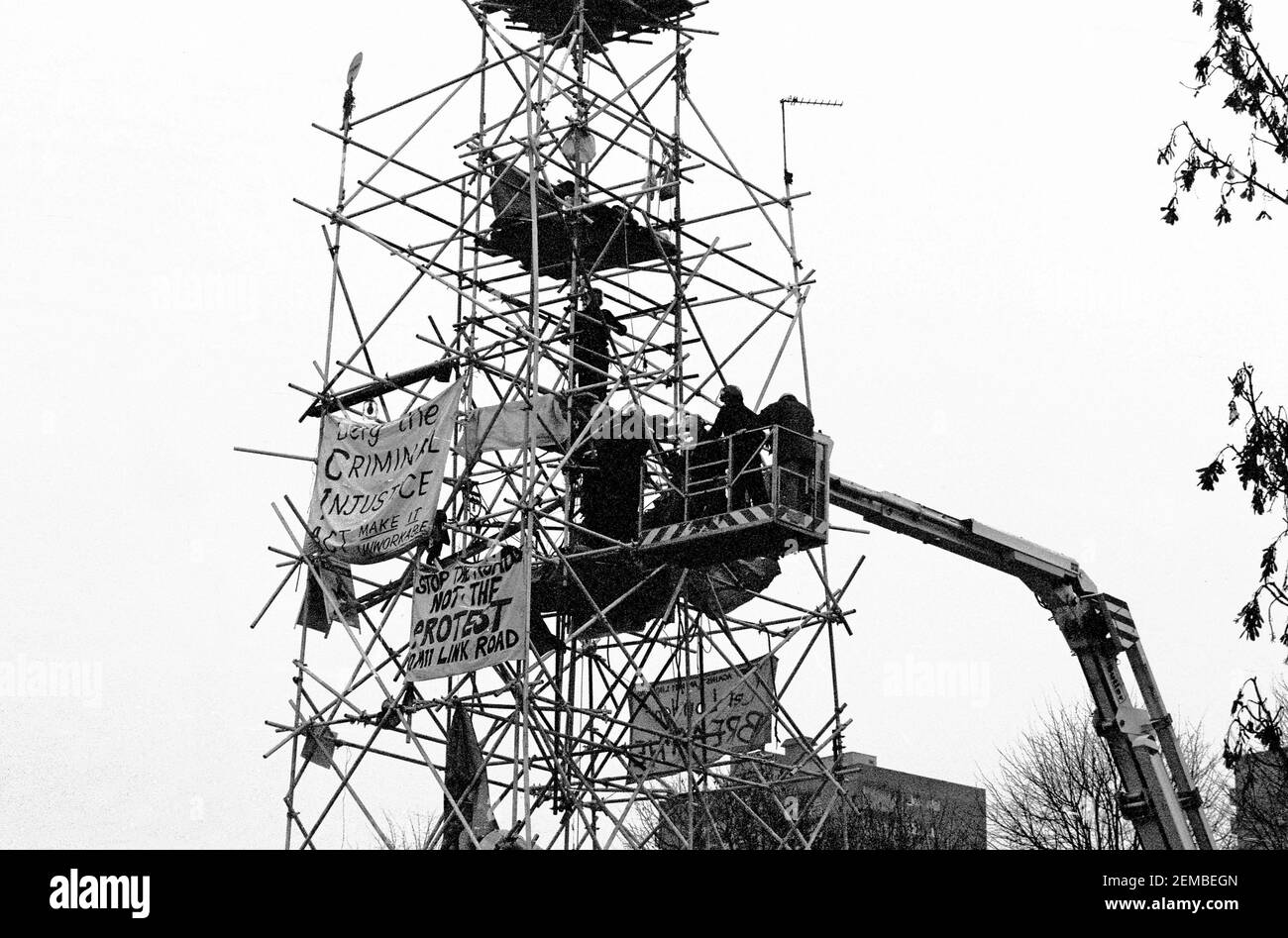 Les huissiers de piquetage de cerisiers tentent d'expulser les manifestants d'une grande tour construite d'échafaudages sur une maison de Claremont Road, dans l'est de Londres. La tour de 100 mètres de haut faisait partie du blocus pour protester contre la construction de la route M11 Link, et les manifestants sont restés dans la tour pendant 5 jours en novembre 1994 Banque D'Images