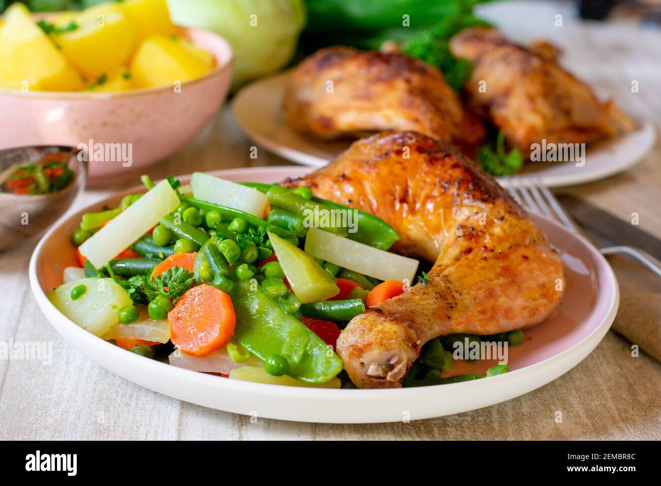 Une assiette de légumes de poulet et de pommes de terre Banque D'Images
