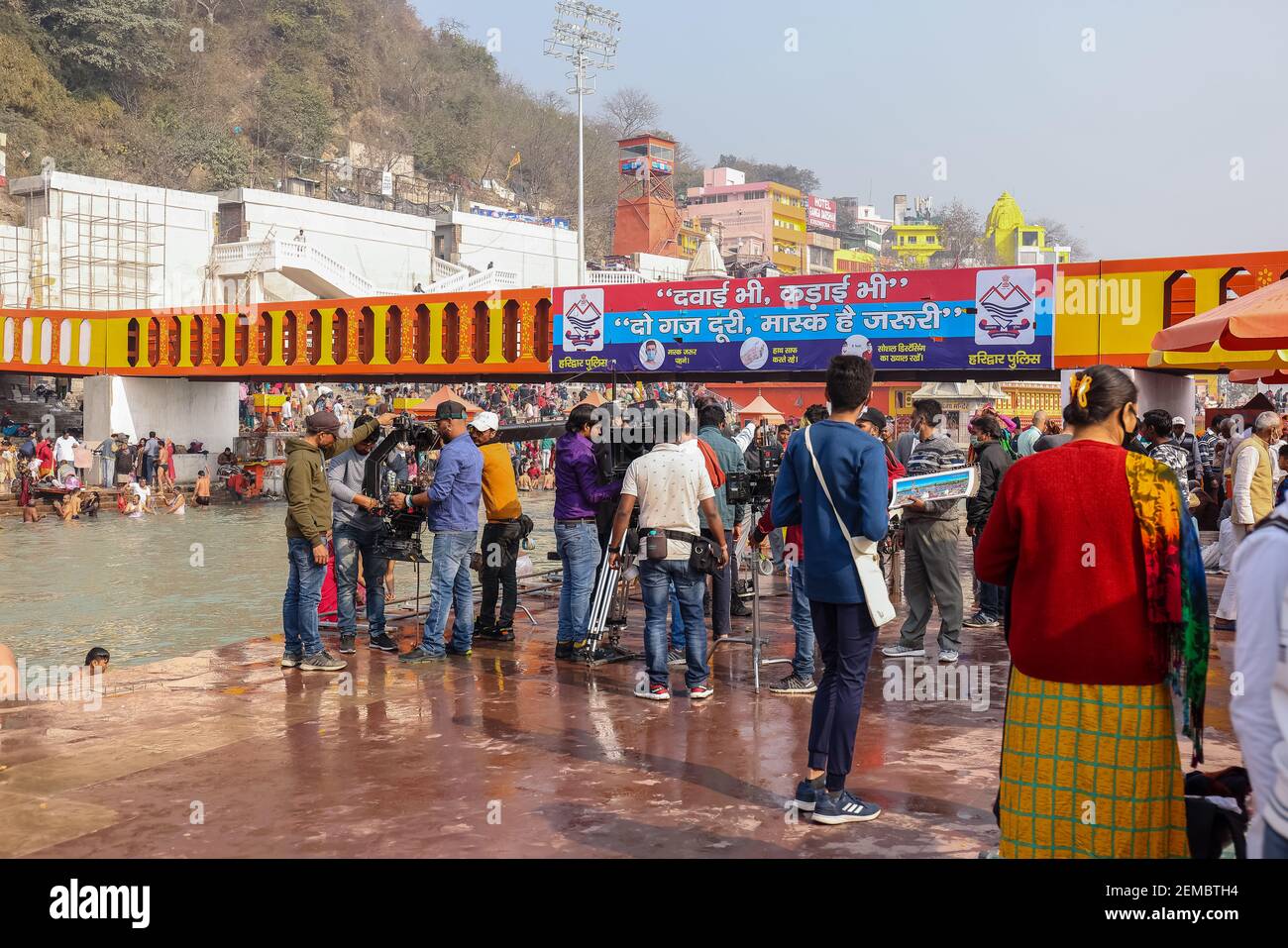 HARIDWAR, INDE - Fév 2021 : les pèlerins indiens effectuant des rituels hindous près de la rivière Ganges à Har ki Pauri ghat dans des vêtements colorés pendant Kumbh Mela. Banque D'Images