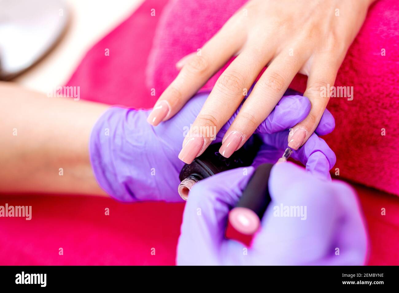 Application de vernis à ongles sur la plaque à ongles pour la fabrication  des ongles regardez plutôt Photo Stock - Alamy