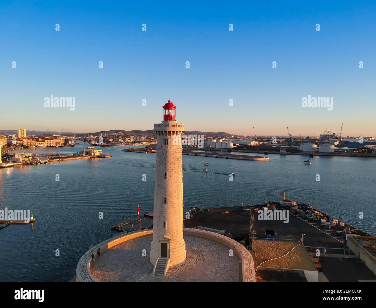 Vue aérienne du phare de Môle Saint Louis depuis le port de Sète, en début de matinée, dans l'Hérault, en Occitanie, France Banque D'Images