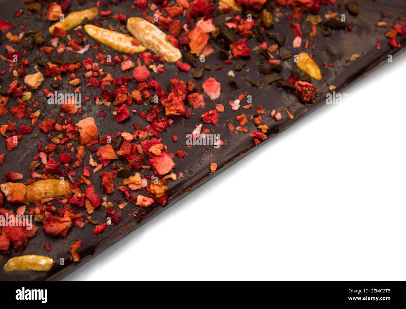 Chocolat noir décoré à la main et asperges de fruits rouges sur le dessus Banque D'Images