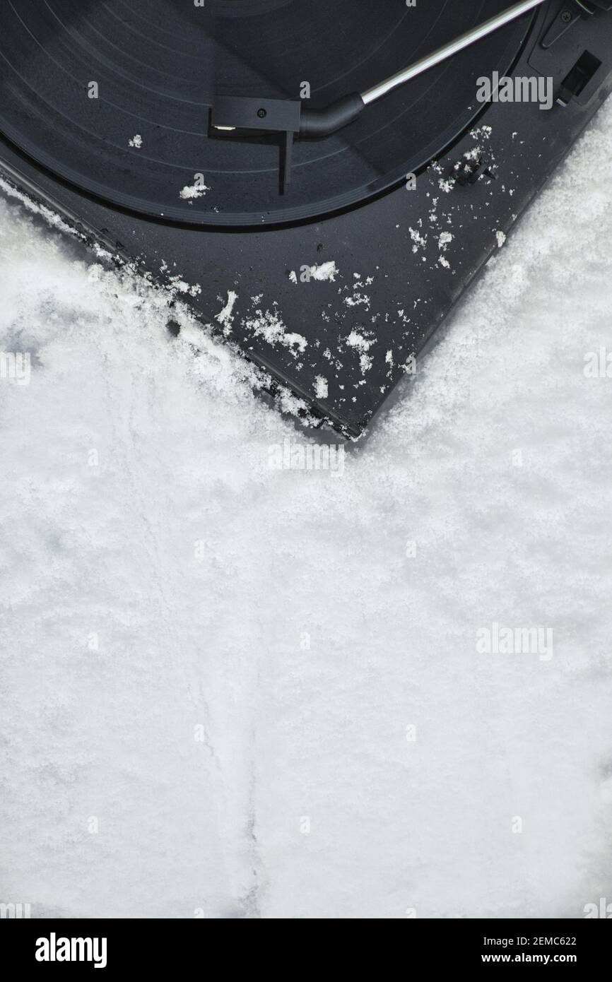 Directement au-dessus de l'aiguille sur un vinyle de 33 tr/min sur un ancien record de joueur dans la neige. Concept, rétro, différent, étrange, nostalgie, antan Banque D'Images