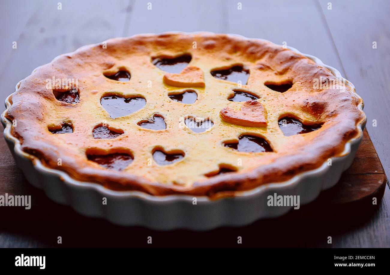 Gâteau aux fraises pour la Saint-Valentin avec coeurs sur bois arrière-plan Banque D'Images