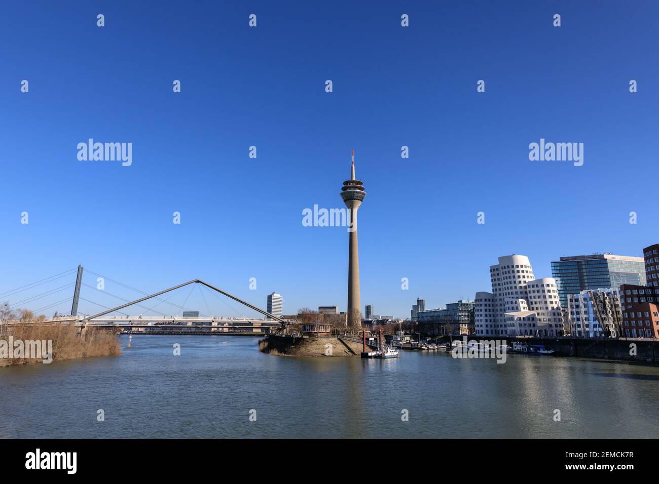 Tour du Rhin et Media port de MedienHafen avec bâtiments Gehry, Düsseldorf, Allemagne Banque D'Images