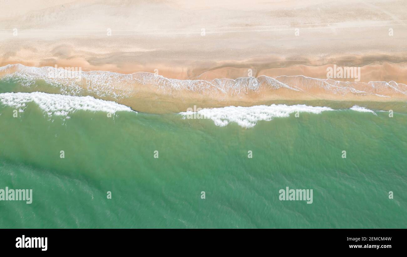 Vue aérienne sur la plage et les vagues Banque D'Images