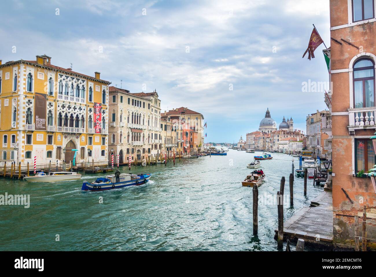 Venise, Italie - 01 octobre 2018 : vue sur le Grand canal depuis le pont de l'Académie, au loin du dôme de la Basilique de Santa Maria della sa Banque D'Images