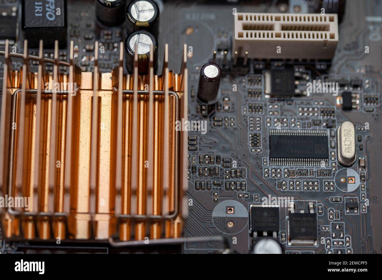 détail d'une carte mère avec connecteurs et dissipateurs thermiques d'un ordinateur fixe Banque D'Images