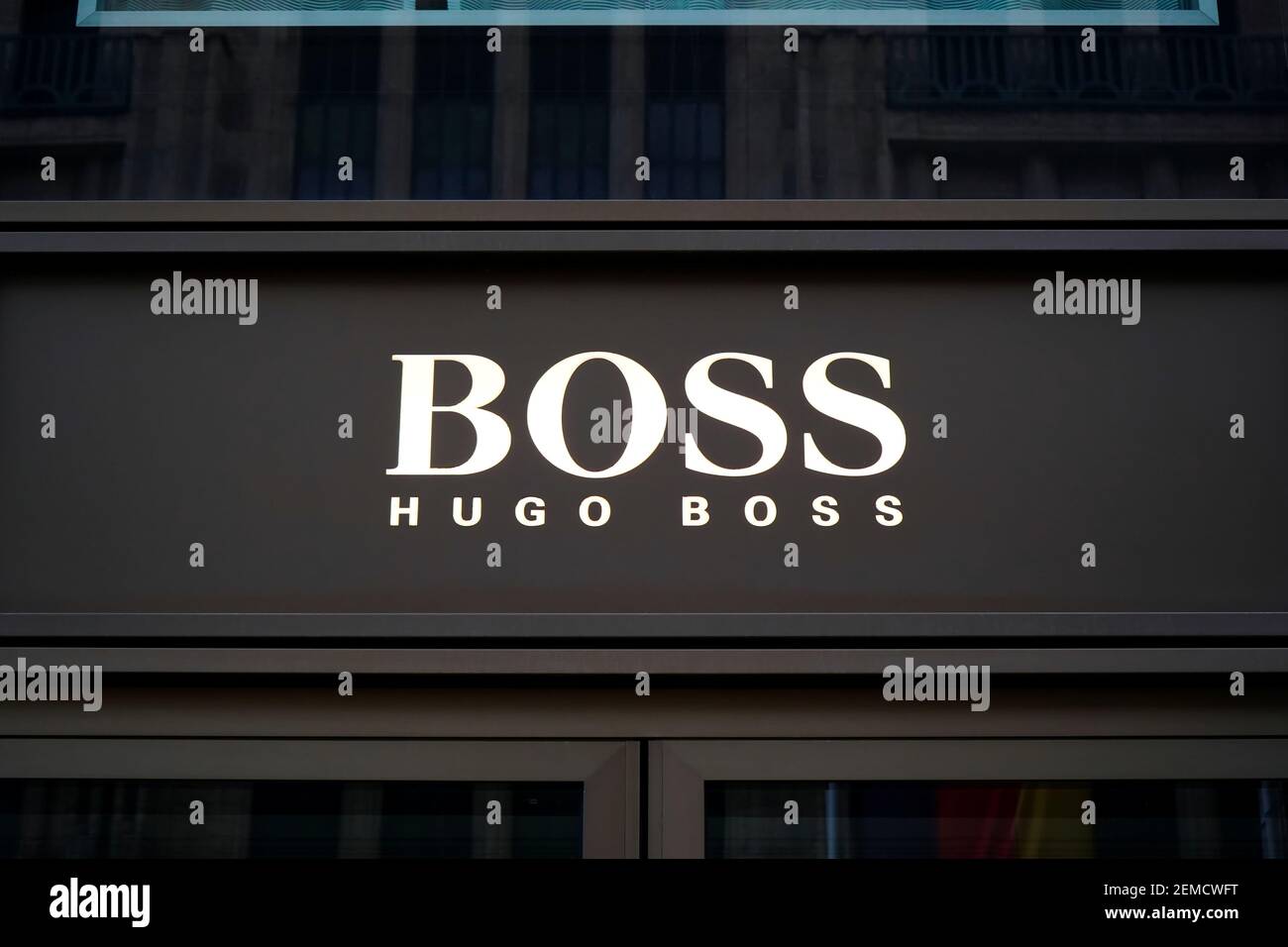 Logo de boutique d'un magasin de créateurs Hugo Boss sur Königsallee à  Düsseldorf. Königsallee est l'un des principaux boulevards de luxe en  Europe Photo Stock - Alamy
