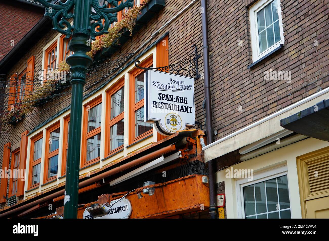 Extérieur d'un restaurant espagnol/argentin dans la zone touristique de la vieille ville de Düsseldorf. Ce quartier est populaire pour ses restaurants internationaux. Banque D'Images