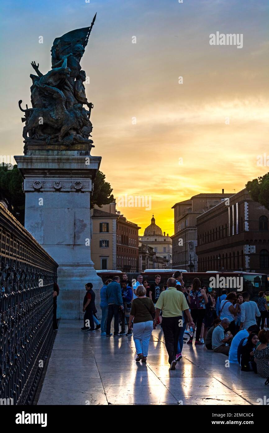 Rome, Italie - Oct 02, 2018 : les touristes admirer le coucher du soleil à droite sous le monument Altare della Patria à Rome Banque D'Images