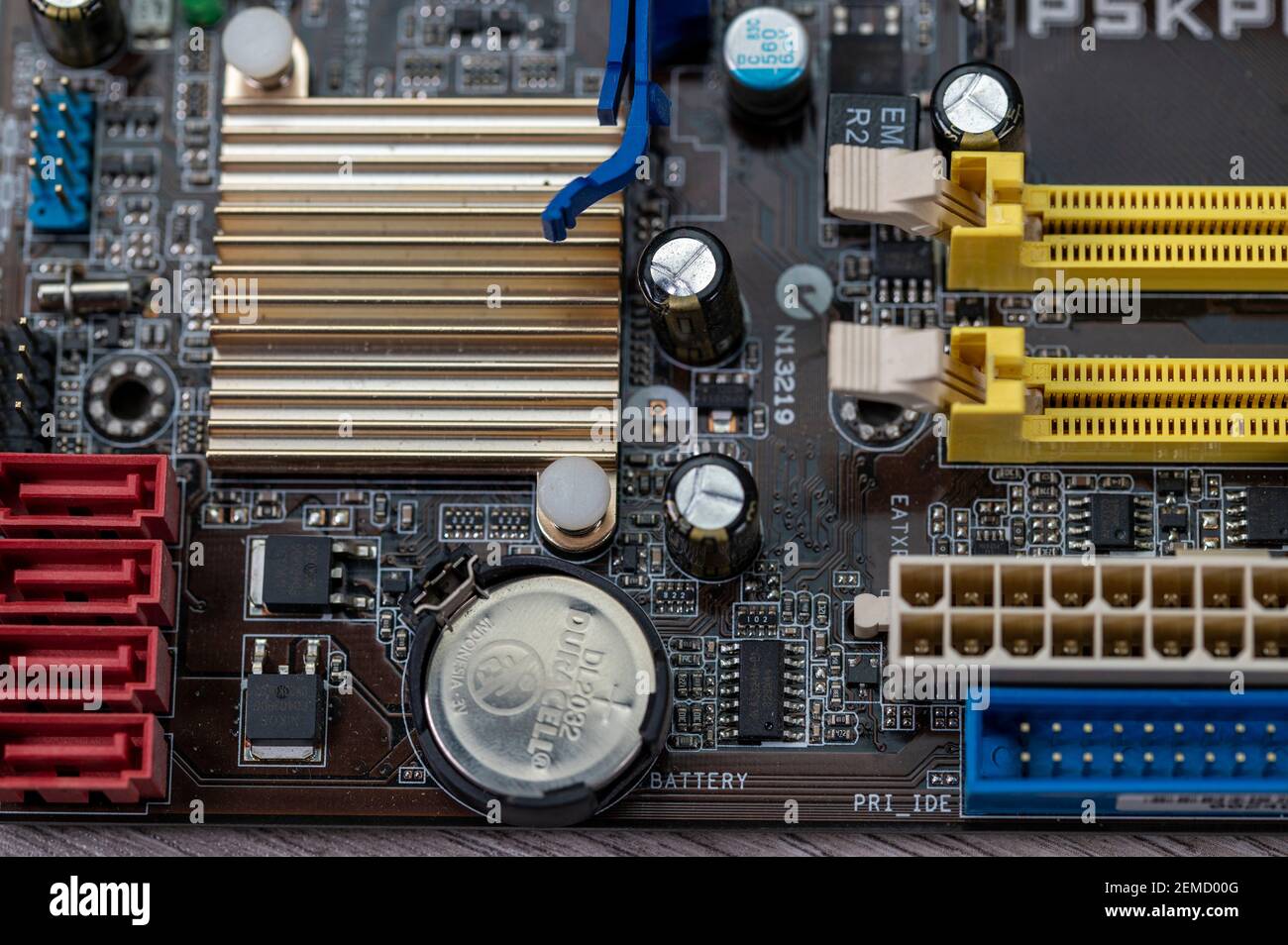 détail d'une carte mère avec connecteurs et dissipateurs thermiques d'un ordinateur fixe Banque D'Images