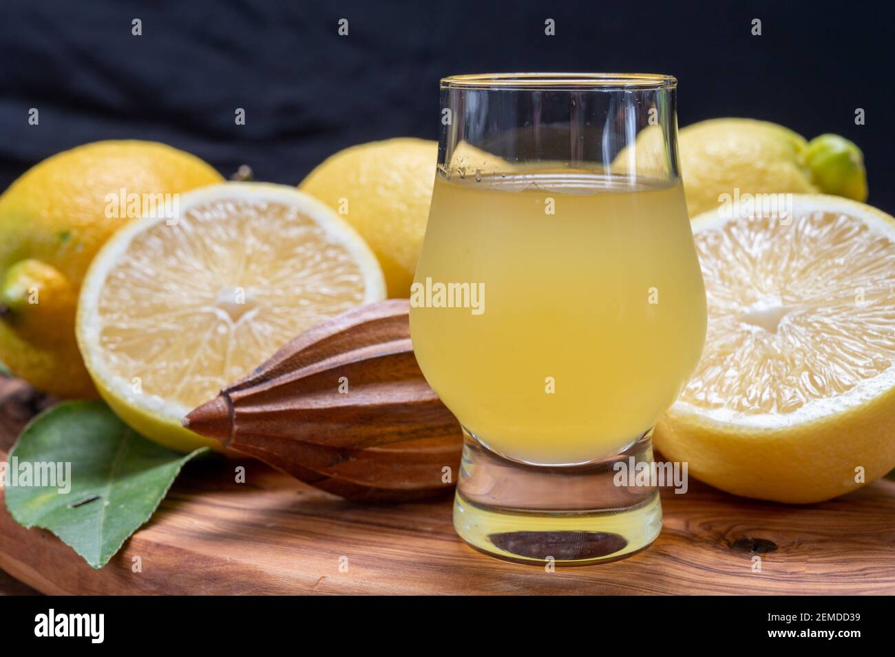 Verre de liqueur de limoncello douce et froide fait à partir de la nouvelle récolte de citrons italiens jaunes mûrs frais, côte amalfitaine, Italie Banque D'Images