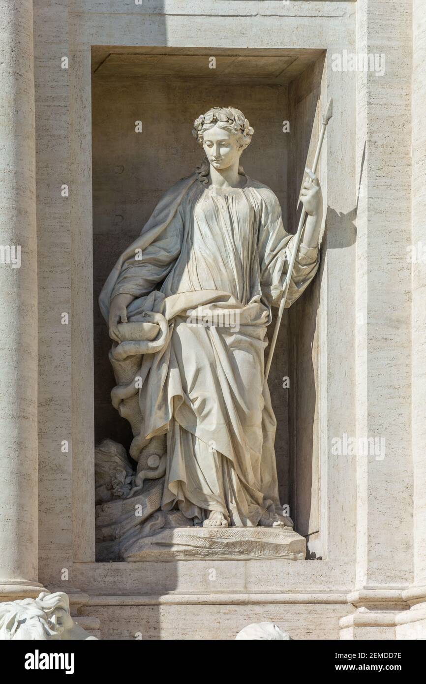 Rome, Italie - 03 octobre 2018 : détail de la décoration de la fontaine de Trevi à Rome, statue de la déesse grecque de la santé Hygieia Banque D'Images