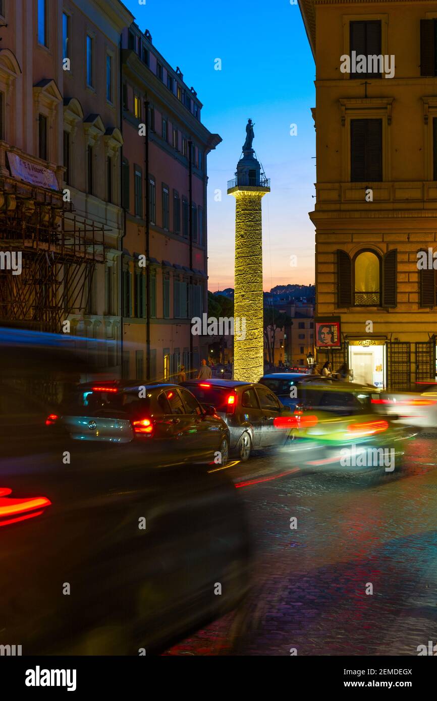 Rome, Italie - 03 octobre 2018 : colonne de Trajan dans la soirée, Rome, Italie Banque D'Images