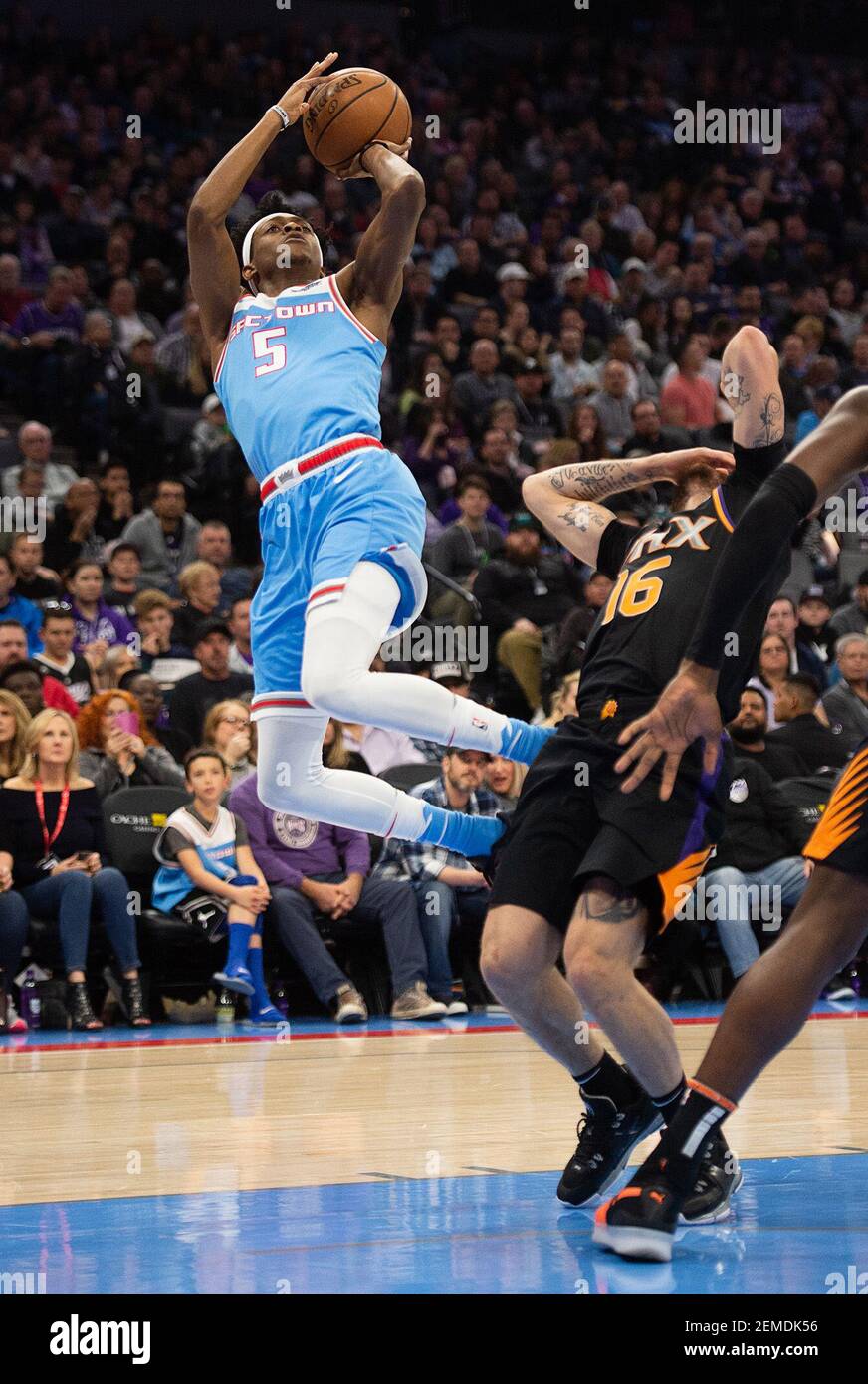 Sacramento Kings Guard de'Aaron Fox (5) prend des photos sur Phoenix Suns Tyler Johnson le dimanche 10 février 2019 au Golden 1 Center de Sacramento, en Californie (photo de Paul Kitagaki Jr./Bee Sacramento/TNS/Sipa USA) Banque D'Images