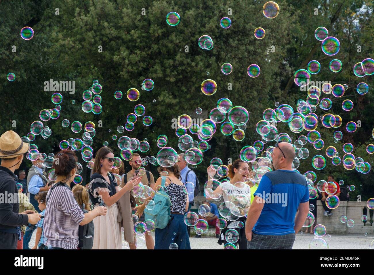 Rome, Italie - Oct 04, 2018 : Les gens se réjouissent de bulles de savon à la Terrazza del Pincio à Rome Banque D'Images