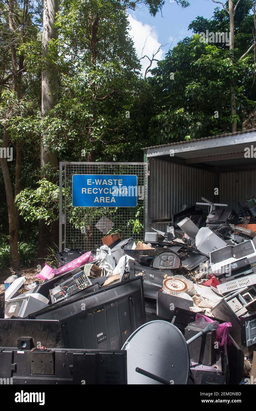 Collecte des déchets électroniques dans un centre de recyclage australien rural. Vieux ordinateurs, écrans et divers déchets électroniques. Banque D'Images