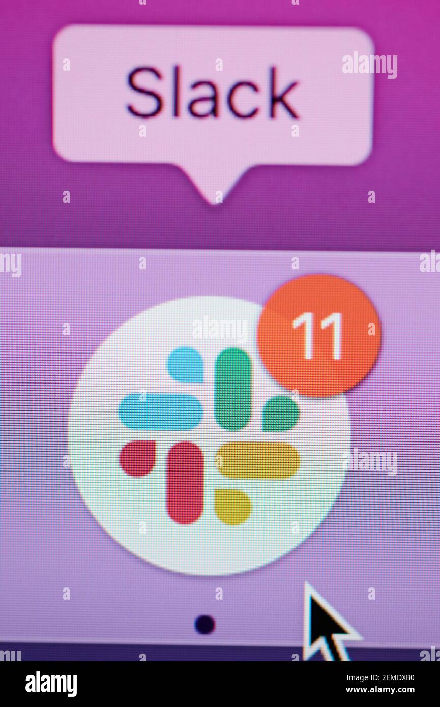 New york, États-Unis - 25 février 2021 : messages non lus dans l'application Slack sur l'écran de l'ordinateur portable en gros plan Banque D'Images
