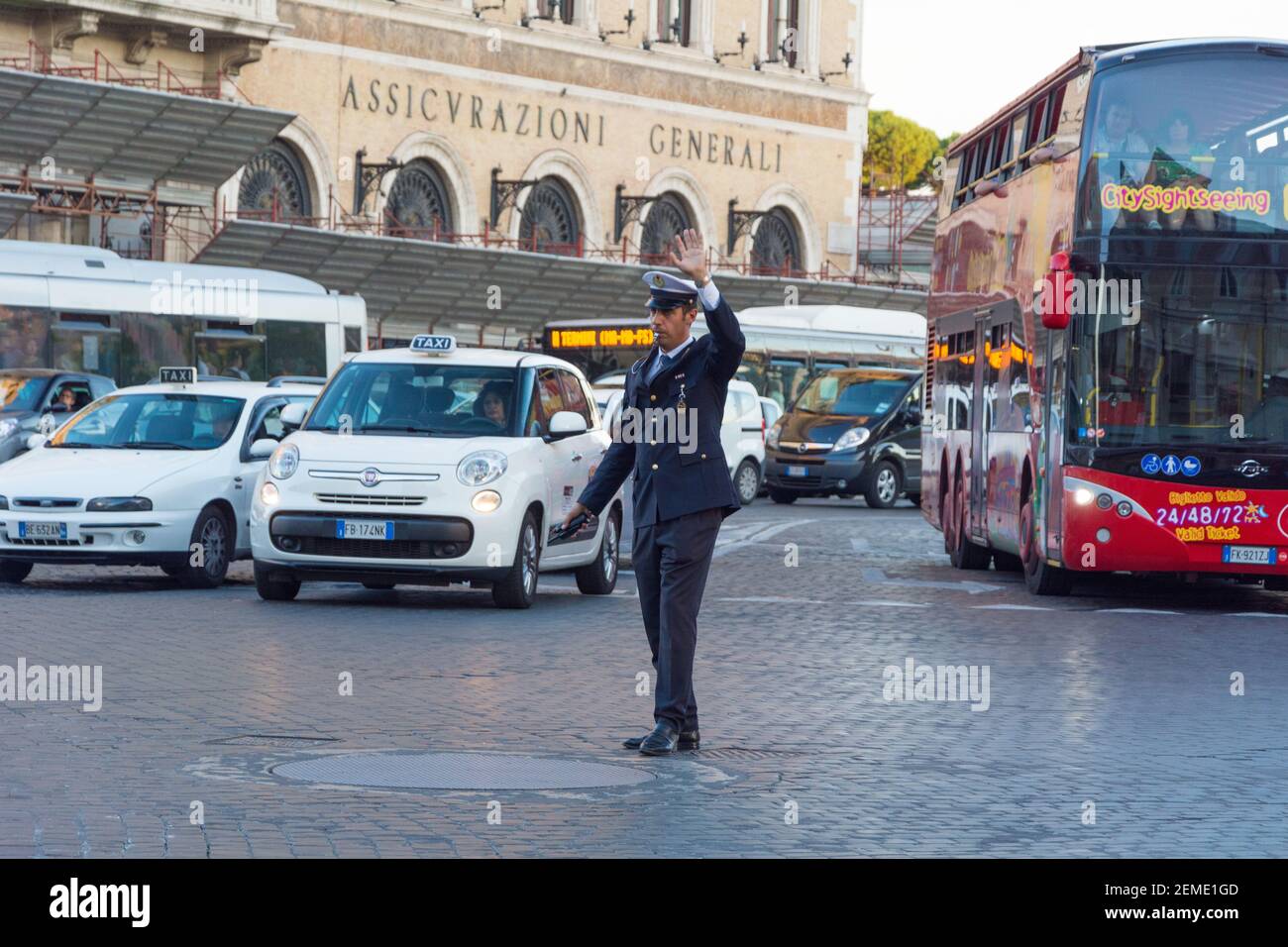 Rome, Italie - Oct 04, 2018 : le trafic important sur la Piazza Venezia à Rome Banque D'Images