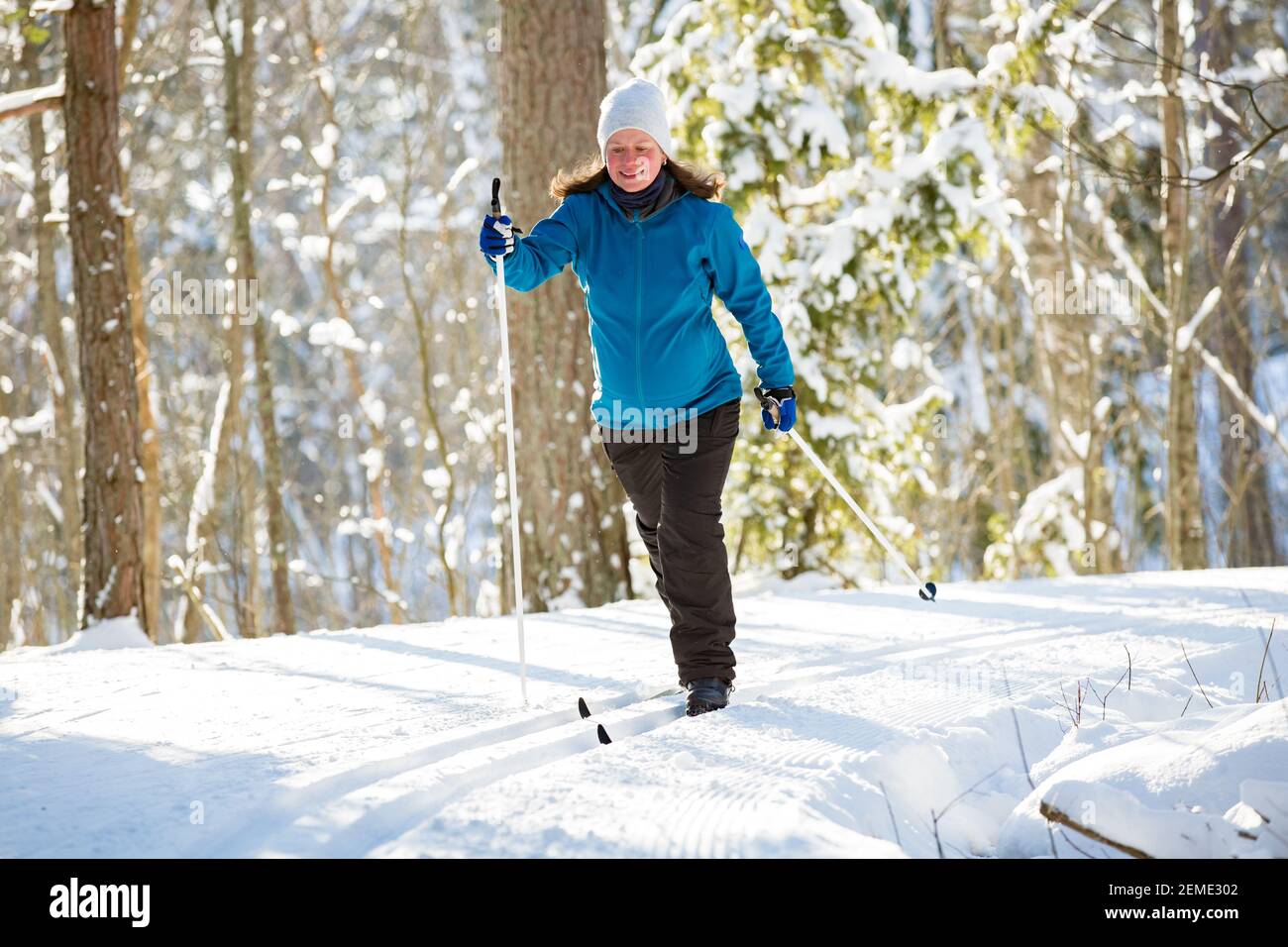 Sports d'hiver en Finlande - ski de fond. Femme enceinte ski dans une forêt  ensoleillée d'hiver couverte de neige. Des personnes actives à l'extérieur.  Vue panoramique Photo Stock - Alamy