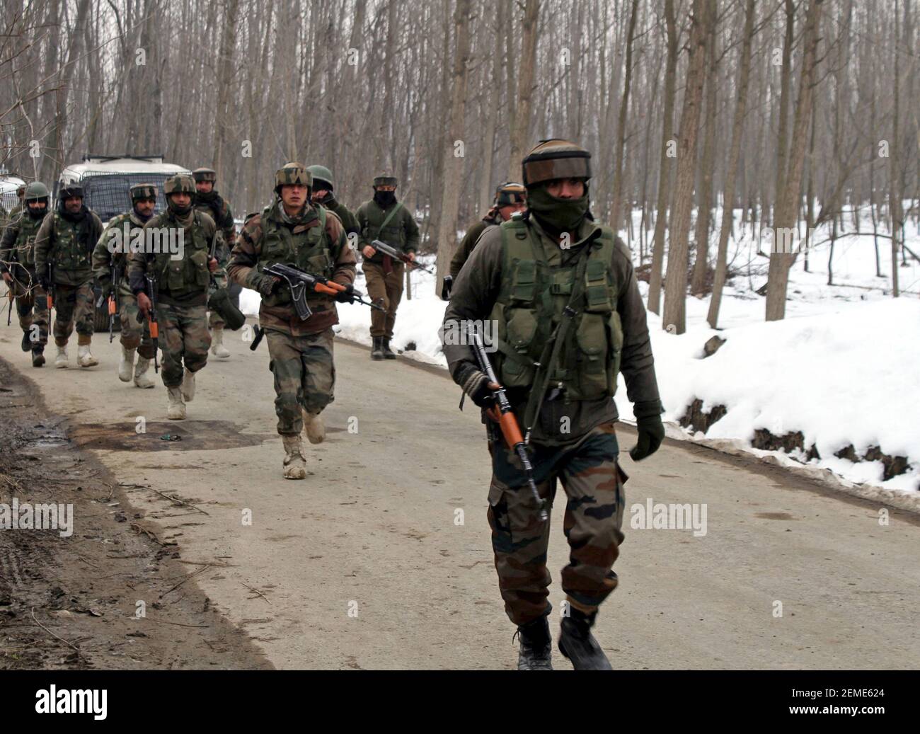 SRINAGAR, INDE – FÉVRIER 12 : les forces de sécurité près du site de rencontre dans la région de Ratnipora, dans le district de Pulwama au sud du Cachemire, à environ 30 kilomètres au sud de Srinagar, le 12 février 2019 à Jammu-et-Cachemire, en Inde. Un soldat et un militant ont été tués alors qu'une maison résidentielle où les militants se cachaient a été endommagée lors de la féroce fusillade. (Photo par Waseem Andrabi/ Hindustan Times/Sipa USA) Banque D'Images