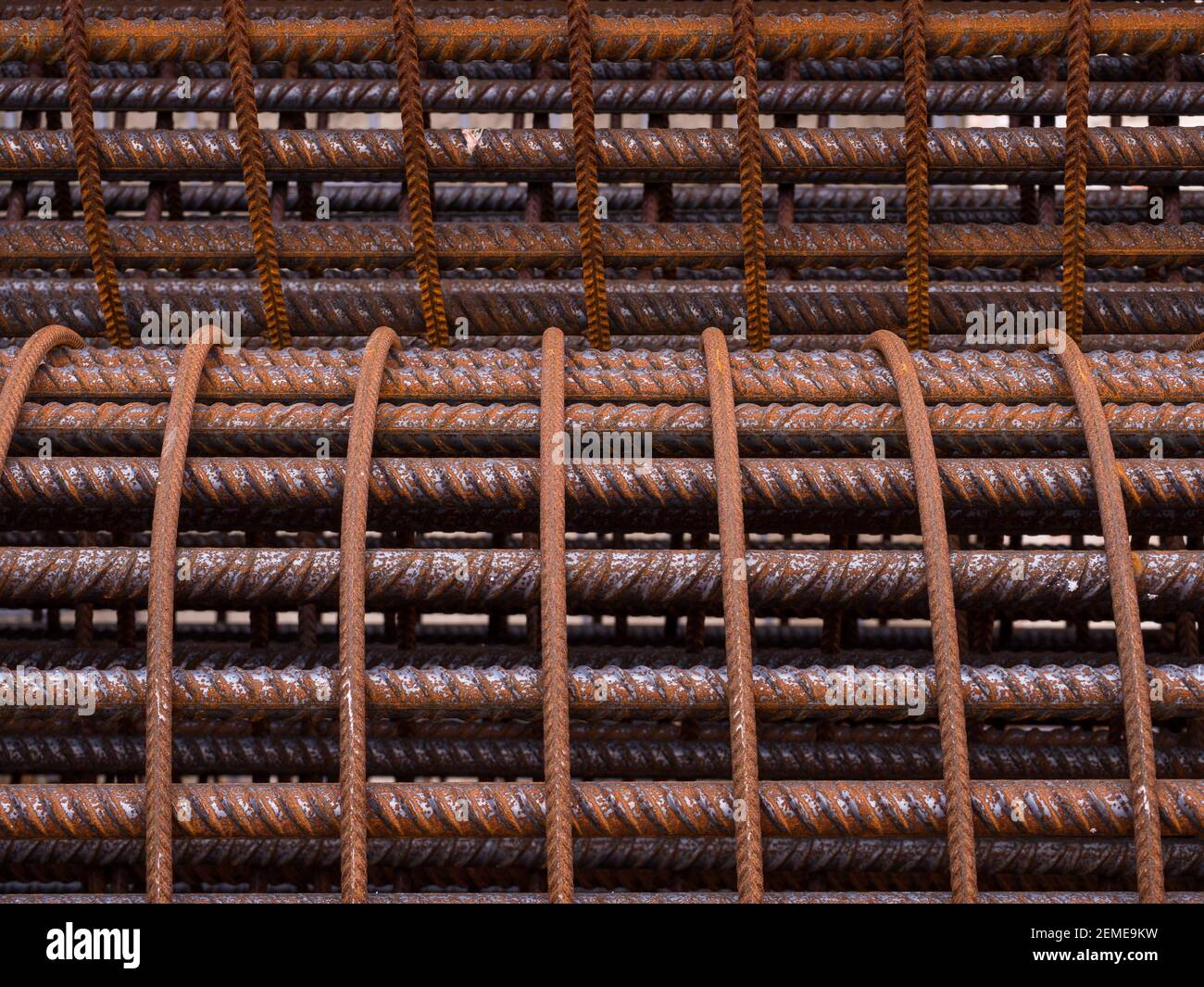 Fer sur le chantier de construction. Ensemble de fer rouillé pour la fabrication de béton de renfort . barre d'armature pour renforcer le trou dans le sol. Texture toile de fond métallique Banque D'Images