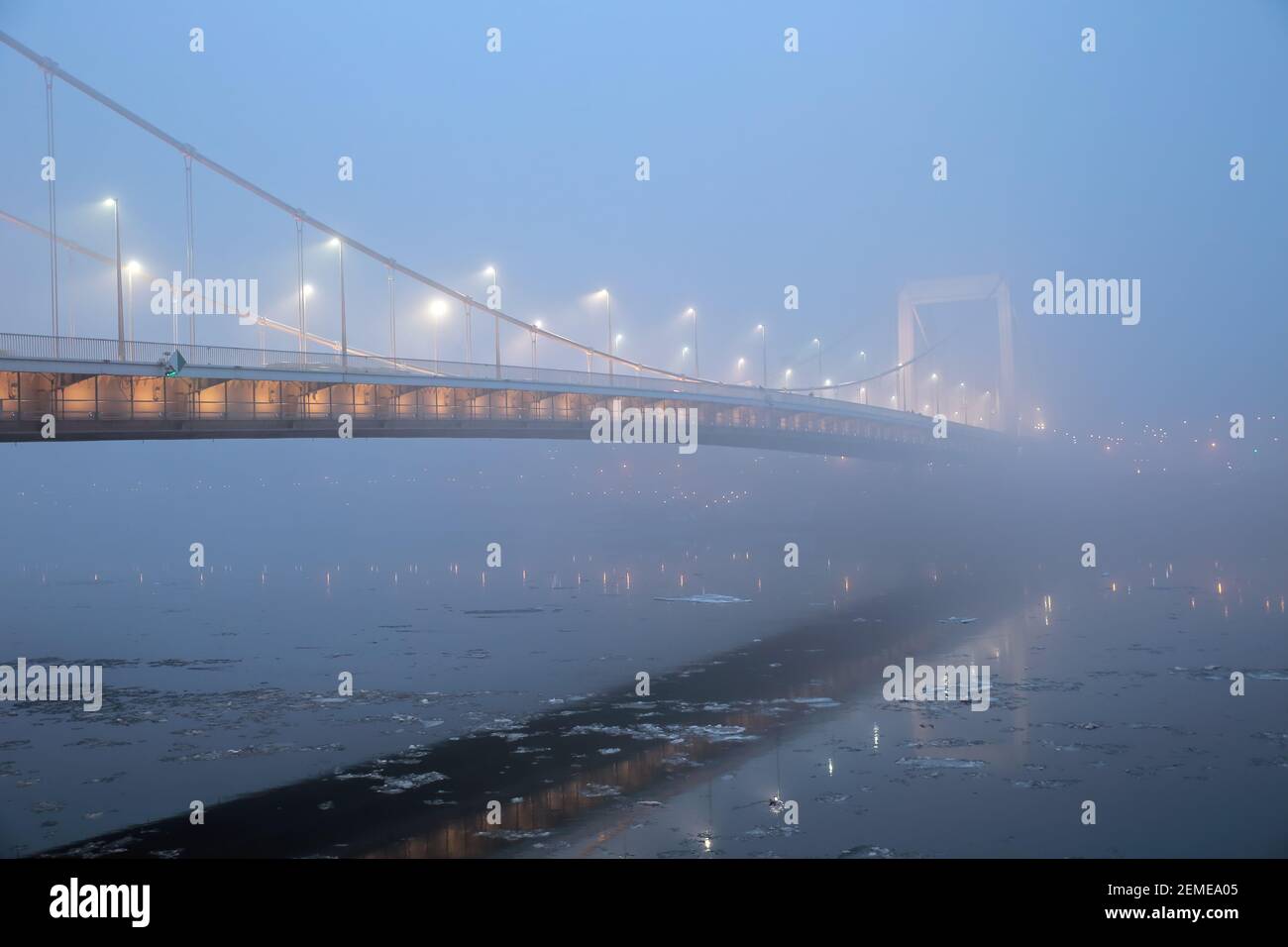 Pont Elizabeth dans un brouillard mystérieux sur le Danube glacé à Budapest, Hongrie; photo couleur Banque D'Images