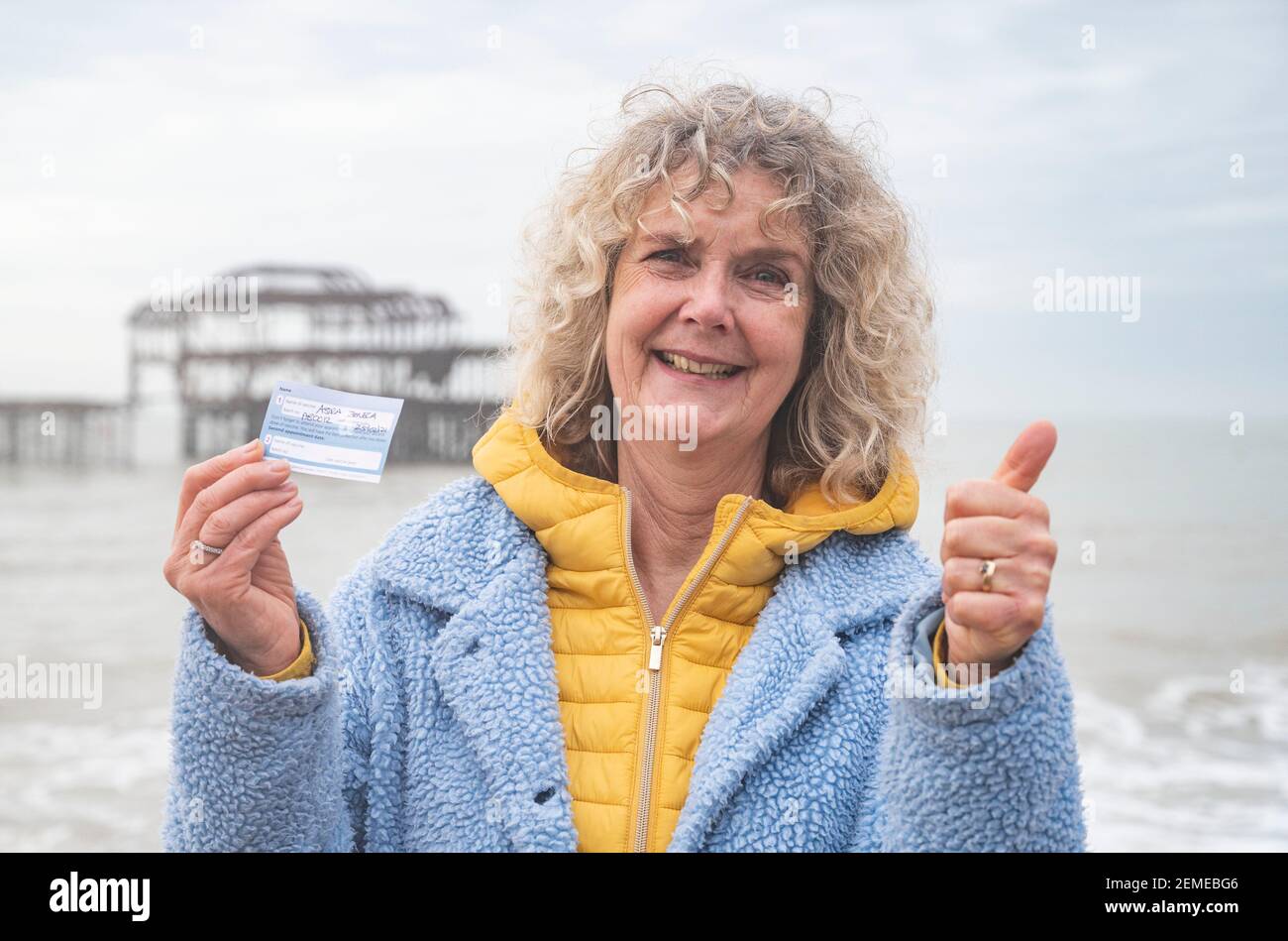 Brighton Royaume-Uni 25 février 2021 - Jennie Dack est heureuse après avoir reçu sa vaccination NHS COVID-19 du coronavirus Astra Zeneca à Brighton ce matin : Credit Simon Dack / Alamy Live News Banque D'Images