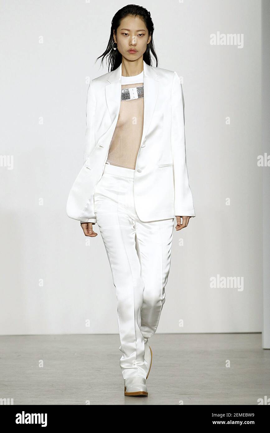 Heejung Park marche sur la piste pendant le Helmut Lang Ready to Wear Fashion  Show à New York Fashion week F/W 19 à New York, NY, le 11 février 2019.  (Photo de