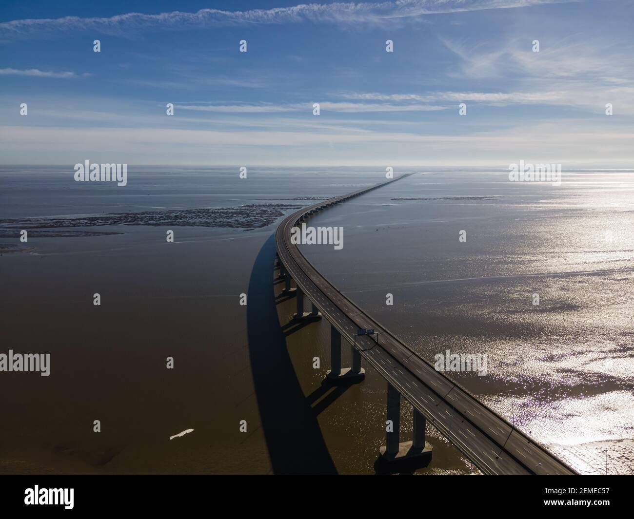 Vue aérienne du pont Vasco da Gama traversant le Tage, l'un des plus longs ponts suspendus au monde, quartier Oriente, Lisbonne, Portugal. Banque D'Images