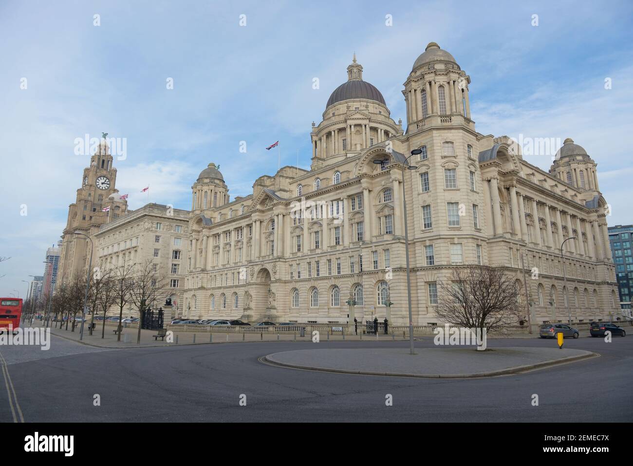 Liverpool, Royaume-Uni, 2 février 2020 : image à angle bas de l'édifice du port de liverpool, de l'édifice royal du foie et de l'édifice Cunard Banque D'Images