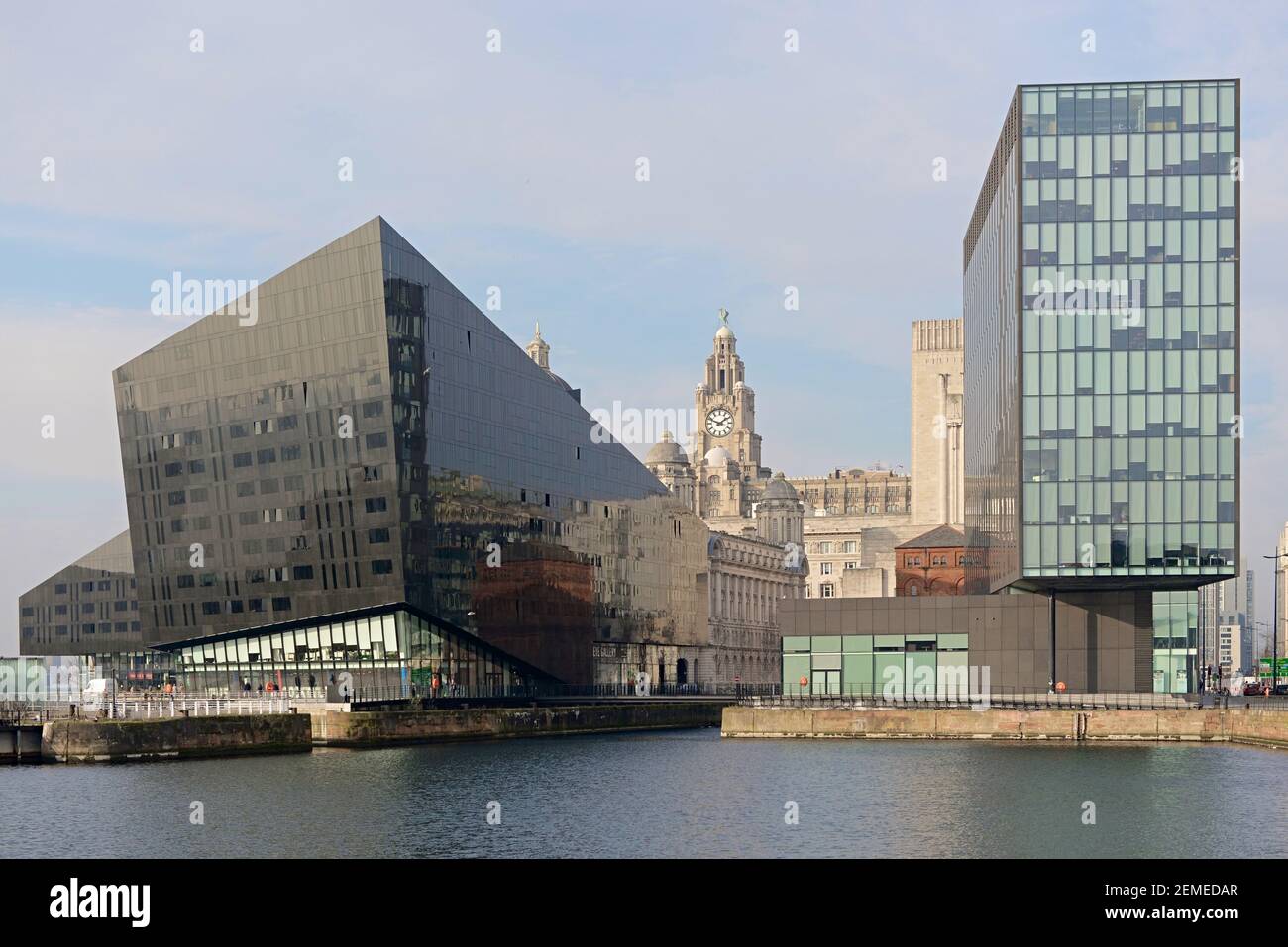 Liverpool, Royaume-Uni, 2 février 2020 : image plein cadre du complexe de l'île Mann à liverpool avec l'emblématique bâtiment du foie comme arrière-plan. Banque D'Images