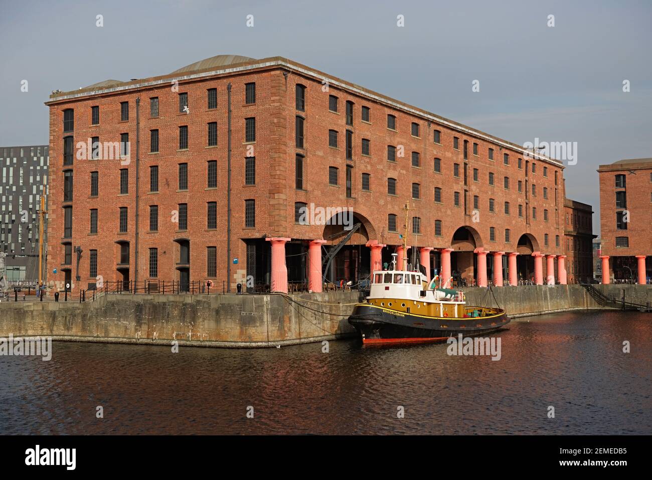 Liverpool, Royaume-Uni, 2 février 2020 : le vieux bateau brocklebank amarré à l'extérieur des bâtiments du quai royal albert, le jour du printemps, eau calme. Banque D'Images