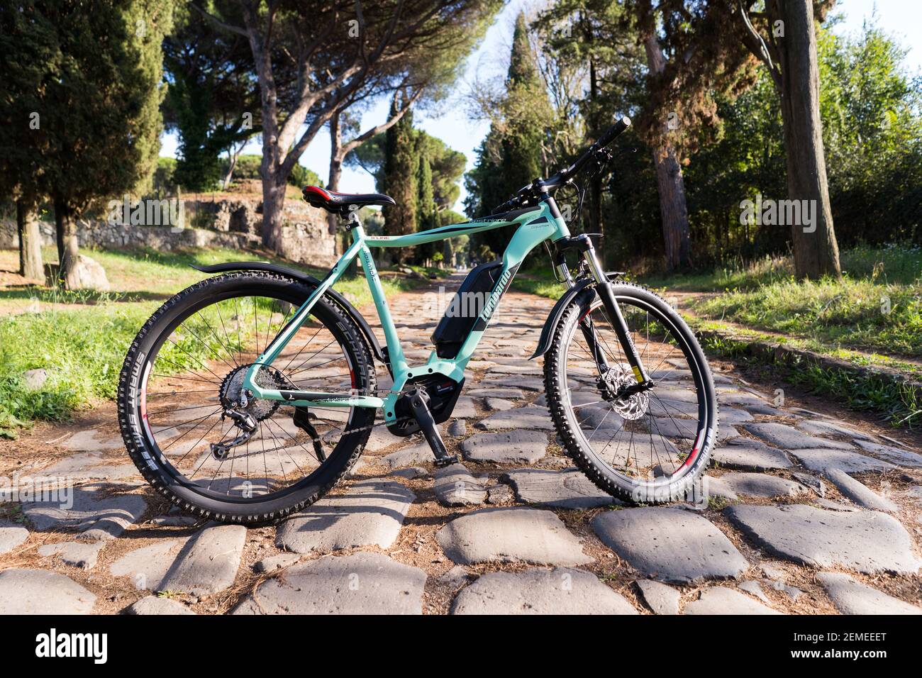 Un VTT électrique sur des pavés Banque D'Images