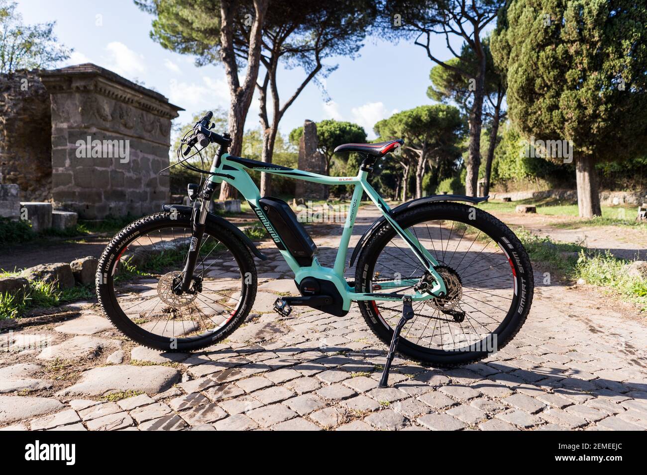 Un VTT électrique sur des pavés Banque D'Images