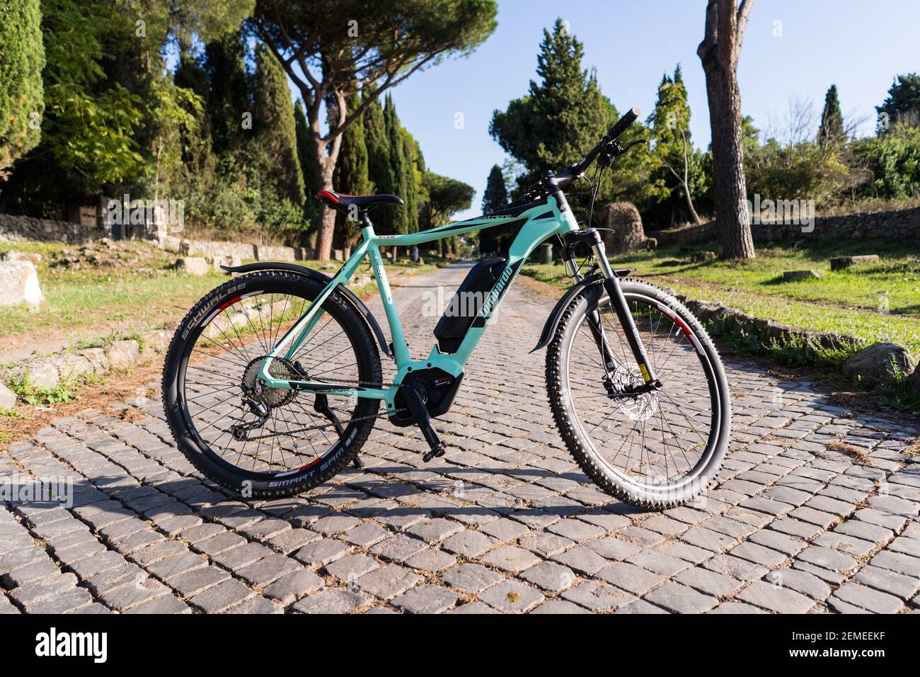Un VTT électrique sur des pavés Banque D'Images