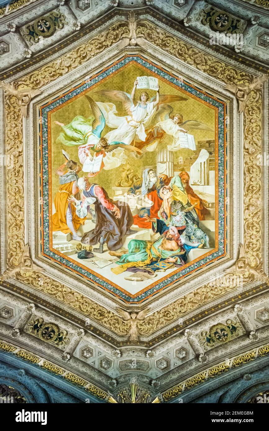 Rome, Italie - 06 octobre 2018 : peinture au plafond de Saint Thomas d'Aquin avec Anges au Vatican. L'ange central tient le Summa Contra Gentiles par S. Banque D'Images