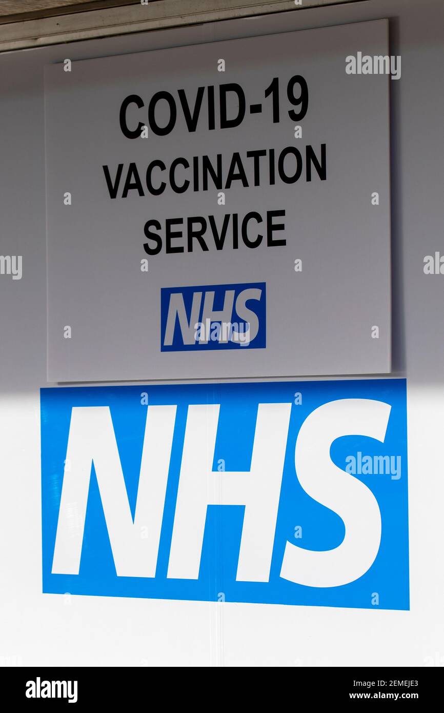 Preston, Lancashire. 25 février 2021. Volontaires assistant au centre du Service de vaccination NHS Covid 19. Les programmes nationaux de vaccination au Royaume-Uni où l'utilisation du vaccin a été plus faible dans les régions où une proportion plus élevée de groupes ethniques minoritaires est moins susceptible de prendre un jab du coronavirus. Crédit : MediaWorldImages/AlamyLiveNews. Banque D'Images