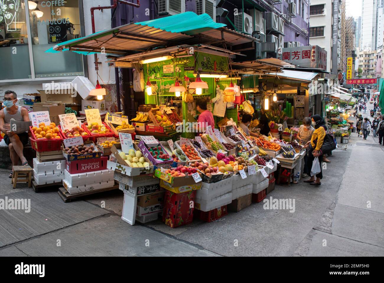 Hong Kong, Chine : 21 novembre 2020. Un stand de fruits et légumes dans le centre de Hong Kong Alamy stock image/Jayne Russell Banque D'Images