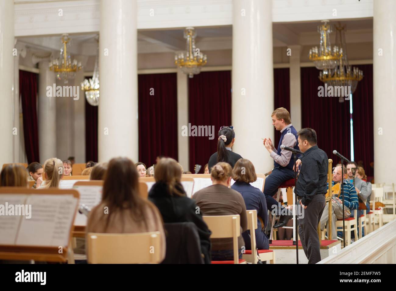 Saint-Pétersbourg, Russie - 6 octobre 2015 : musiciens de l'Orchestre russe d'Etat d'Andreyev sur la répétition avec Star Sopranos de Chine dans la salle Philharmonique Banque D'Images