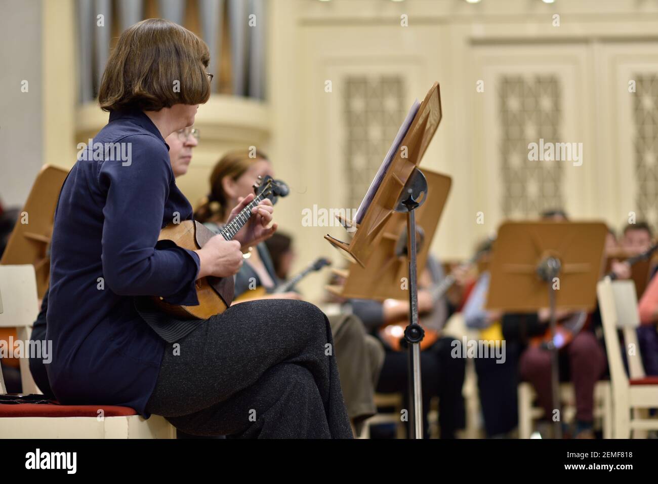 Saint-Pétersbourg, Russie - 6 octobre 2015 : musiciens de l'Orchestre russe d'Etat d'Andreyev sur la répétition avec Star Sopranos de Chine dans la salle Philharmonique Banque D'Images