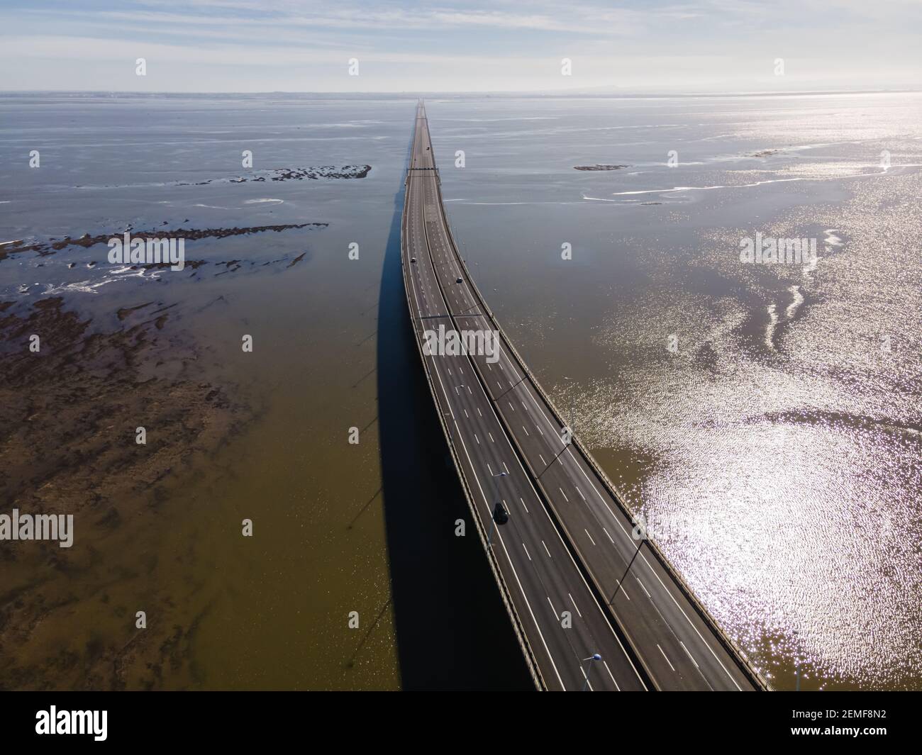 Vue aérienne de la magnifique route suspendue du pont Vasco da Gama traversant le Tage, l'un des plus longs ponts du monde, quartier Oriente, Banque D'Images