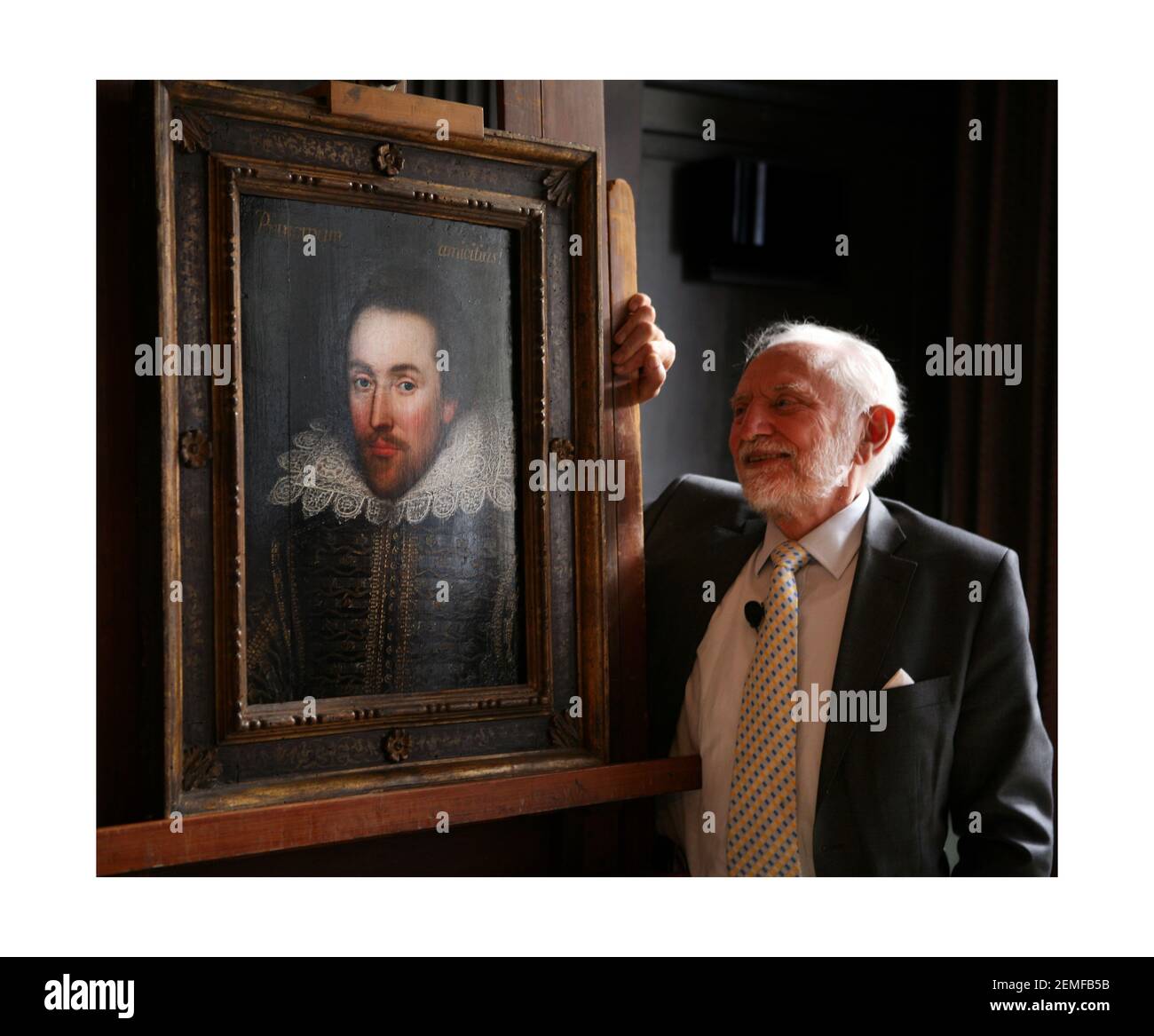 Le professeur Stanley Wells CBE admire un portrait de William Shakespeare peint en 1610, il est considéré comme la seule photo de William Shakespeare encore en vie. Le portrait doit être exposé au Shakespeare Birthplace Trust à Stratford-upon-Avon le 23 avril 2009. Photographie de David Sandison Banque D'Images