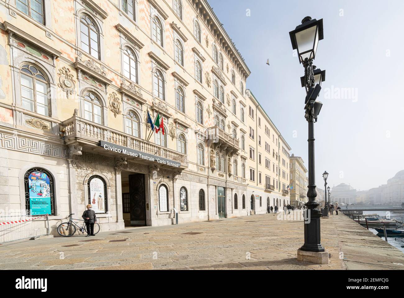 Trieste, Italie. 24 février 2021. Vue extérieure de la façade du Musée du Théâtre civique « Carlo Schmidl » Banque D'Images